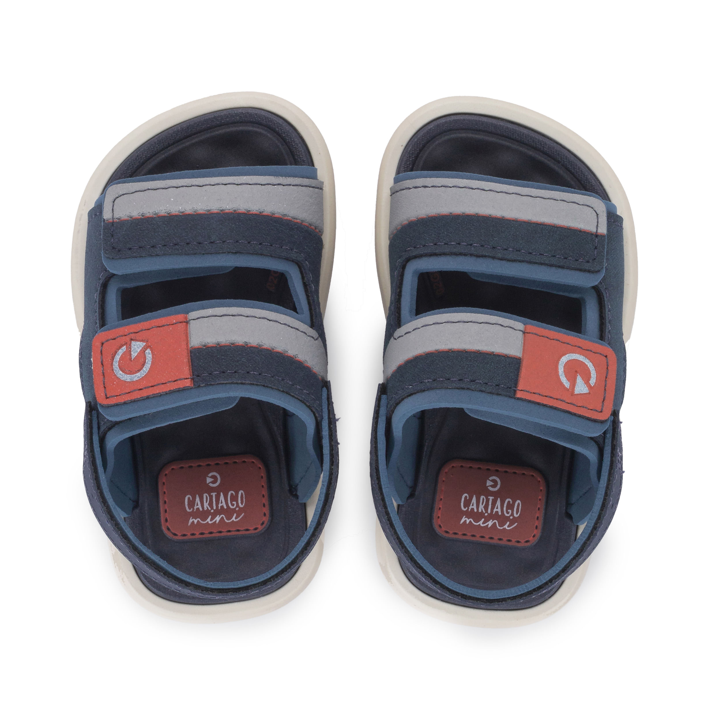 Vista lateral da papete infantil Grendene Kids mostrando o design casual e fechamento em velcro